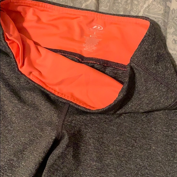 Cropped Leggings With Criss Cross Design - Picture 3 of 6